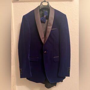 men’s prom/hoco/dress jacket! blue velvet material comes with bow tie.